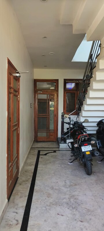 Parking in 2 BHK Builder Floor at Gomti Nagar – for Rent