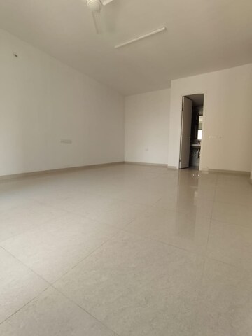 Room in 3 BHK Apartment at Hiranandani Fortune City, New Panvel – for Rent