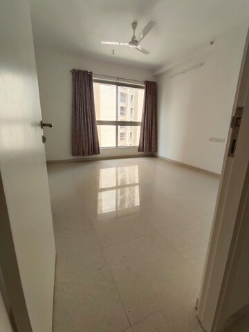 Room in 3 BHK Apartment at Hiranandani Fortune City, New Panvel – for Rent