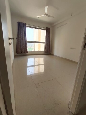 Room in 3 BHK Apartment at Hiranandani Fortune City, New Panvel – for Rent