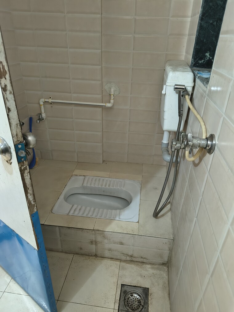 Bathroom, kurla east 1 Bedroom 300 Sq.Ft. Apartment In Kurla East Mumbai 9705649