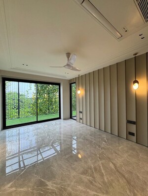 Room in 4 BHK Builder Floor at DLF City Phase IV, Dlf Phase iv – for Sale