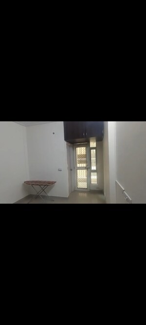 Room in 3 BHK Apartment at Gaur City 2 - 12th Avenue, Sector 16c Greater Noida – for Rent