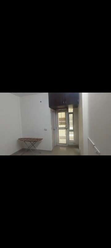 Room in 3 BHK Apartment at Gaur City 2 - 12th Avenue, Sector 16c Greater Noida – for Rent