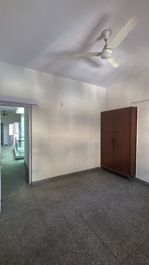 Room in 4 BHK Builder Floor at Safdarjung Enclave – for Rent