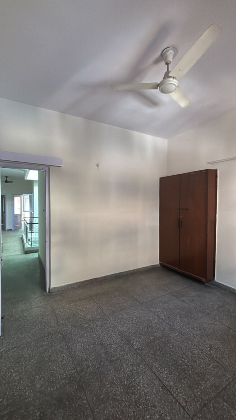 Room, safdarjung enclave 4 Bedroom 250 Sq.Yd. Builder Floor In Safdarjung Enclave Delhi 9705718