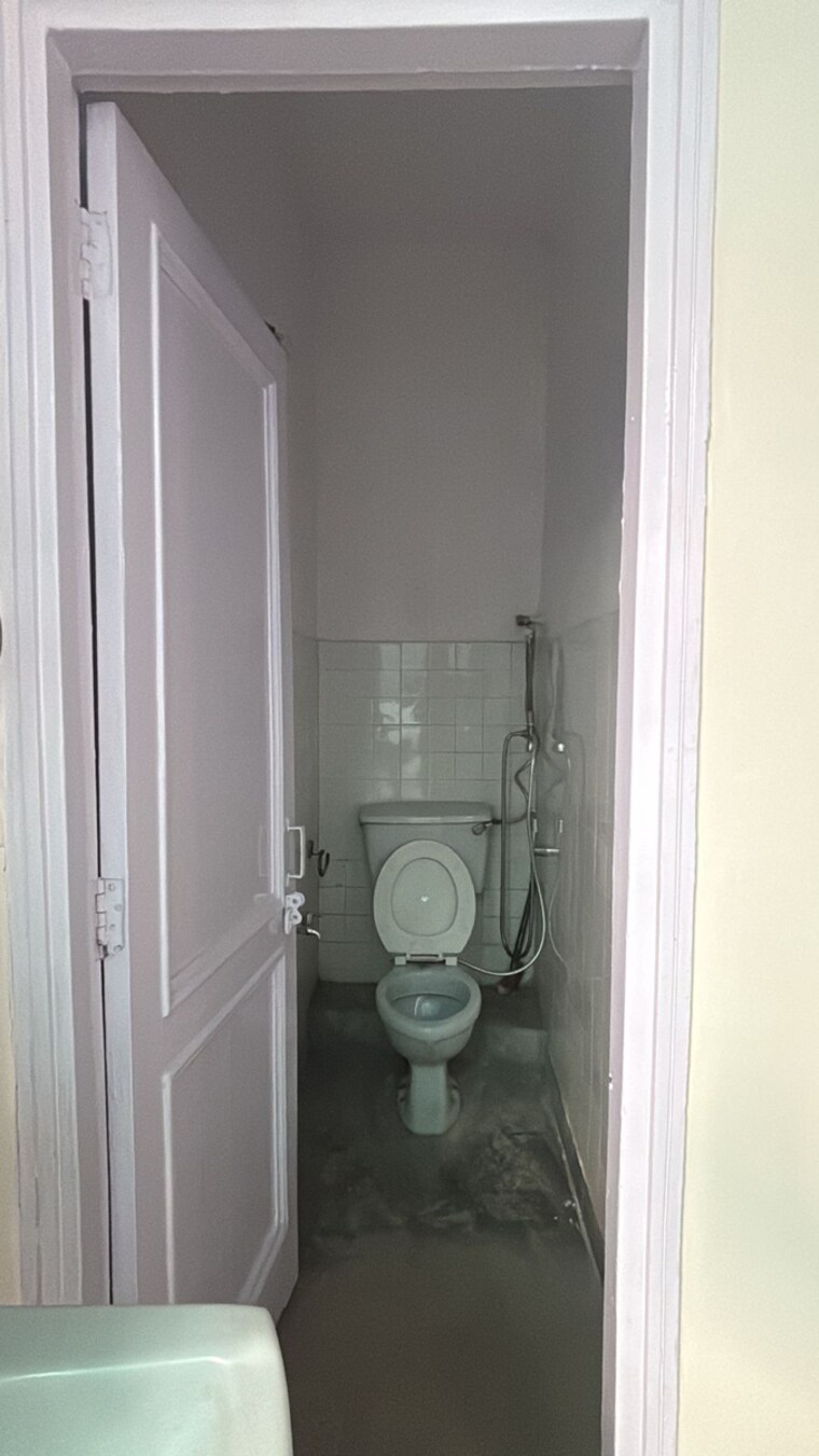 Bathroom, safdarjung enclave 4 Bedroom 250 Sq.Yd. Builder Floor In Safdarjung Enclave Delhi 9705718