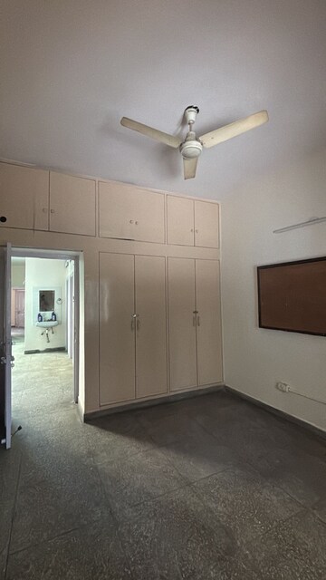 Room in 4 BHK Builder Floor at Safdarjung Enclave – for Rent