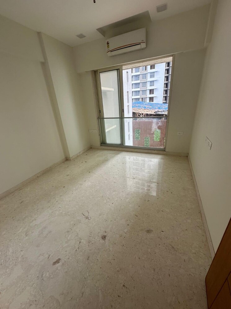 Room, dn nagar 3 Bedroom 1200 Sq.Ft. Apartment In Dn Nagar Mumbai 9705723