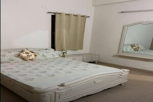 Bedroom in 3 BHK Apartment at Dn Nagar – for Rent