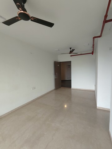 Room in 2 BHK Apartment at Kalpataru Paramount, Kapur Bawdi – for Rent