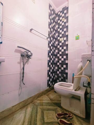 Attached Bathroom in 3 BHK Builder Floor at Dwarka Mor – for Rent