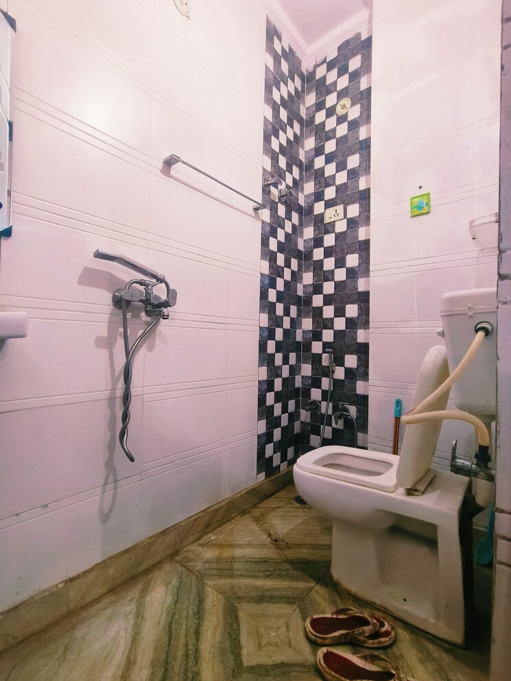 Attached Bathroom, dwarka mor 3 Bedroom 810 Sq.Ft. Builder Floor In Dwarka Mor Delhi 9705931