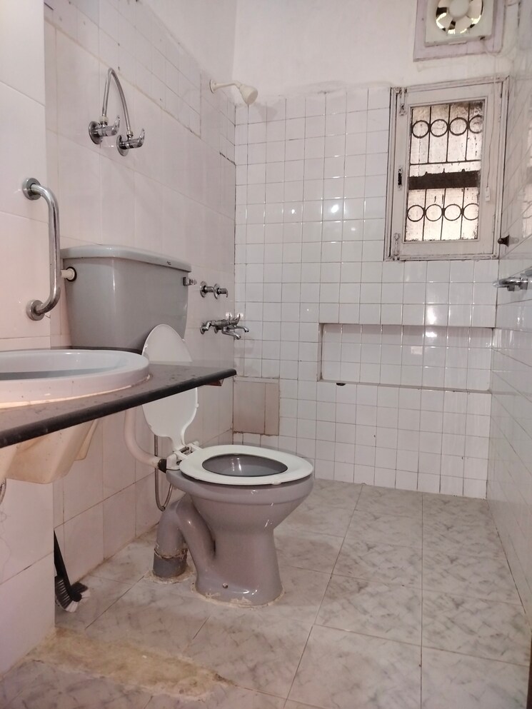Bathroom, sarita vihar 2 Bedroom 1000 Sq.Ft. Apartment In Sarita Vihar Delhi 9705970