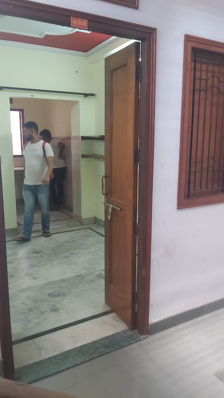 Room, mayur vihar 1.5 Bedroom 400 Sq.Ft. Builder Floor In Mayur Vihar Delhi 9706005