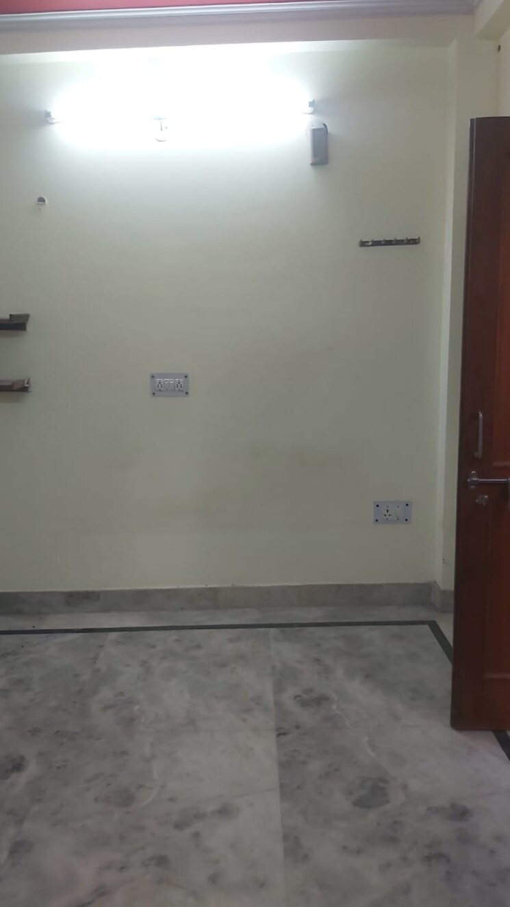 Room, mayur vihar 1.5 Bedroom 400 Sq.Ft. Builder Floor In Mayur Vihar Delhi 9706005