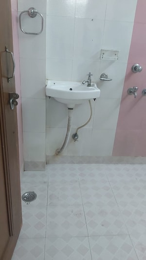 Bathroom in 1.5 BHK Builder Floor at Mayur Vihar – for Rent