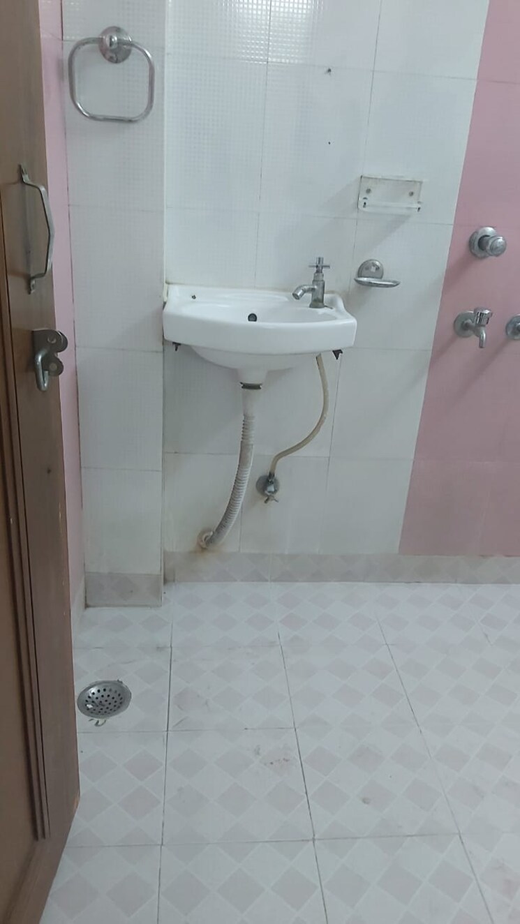 Bathroom, mayur vihar 1.5 Bedroom 400 Sq.Ft. Builder Floor In Mayur Vihar Delhi 9706005