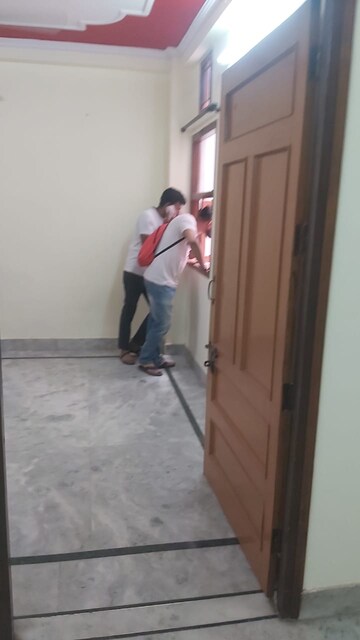 Parking in 1.5 BHK Builder Floor at Mayur Vihar – for Rent