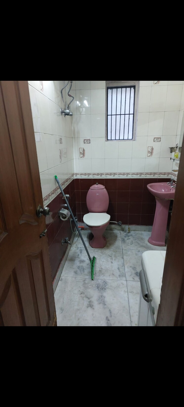 Team Area, east of kailash 2 Bedroom 1800 Sq.Ft. Builder Floor In East Of Kailash Delhi 9706008