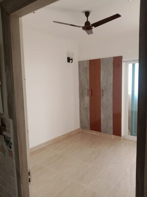 Room in 2.5 BHK Apartment at Gaur City 6th Avenue, Sector 4 Greater Noida – for Rent