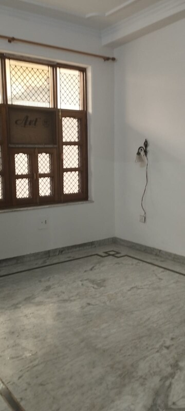 Room in 2 BHK Independent House at Sector 4 – for Rent