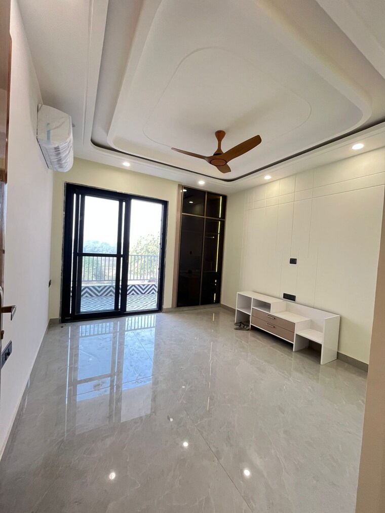 Room, sector 81 4 Bedroom 270 Sq.Yd. Builder Floor In Sector 81 Faridabad 9706066