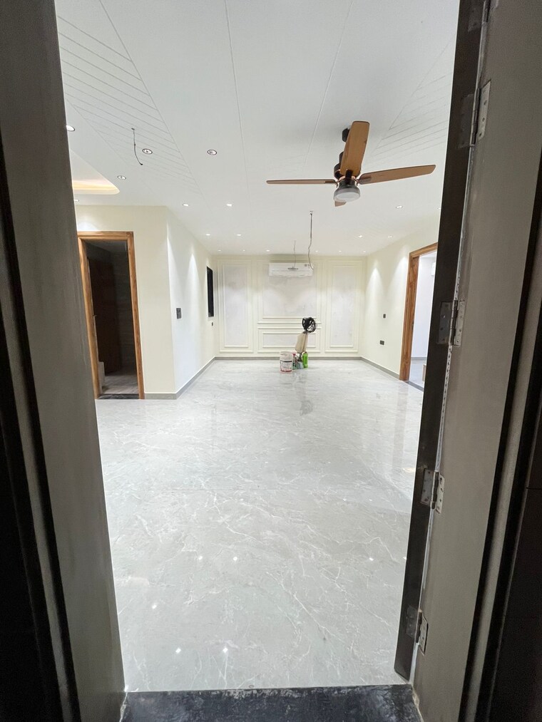 Room, sector 81 4 Bedroom 270 Sq.Yd. Builder Floor In Sector 81 Faridabad 9706066