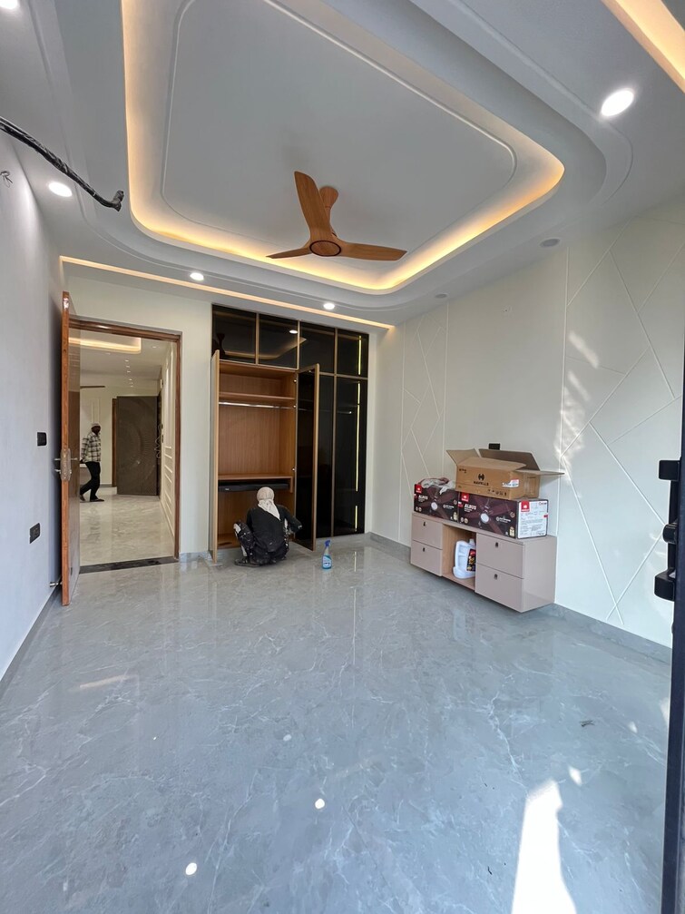 Room, sector 81 4 Bedroom 270 Sq.Yd. Builder Floor In Sector 81 Faridabad 9706066