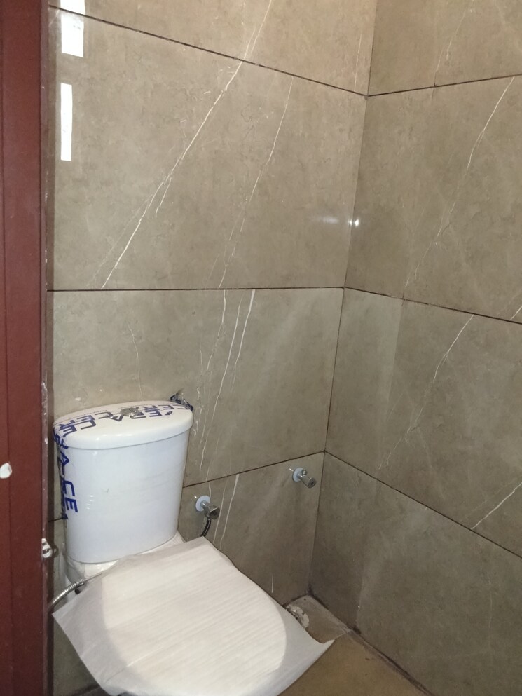 Bathroom, pir machalla 4 Bedroom 122 Sq.Yd. Builder Floor In Pir Machalla Zirakpur 9706069