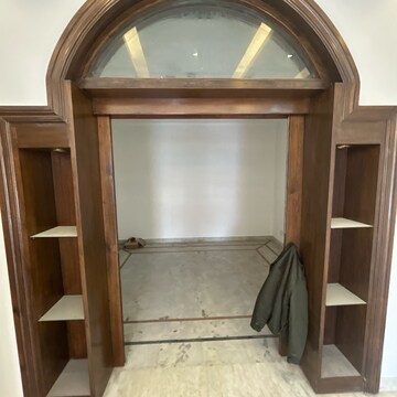 Building Lobby in 4 BHK Builder Floor at South Extension ii – for Rent