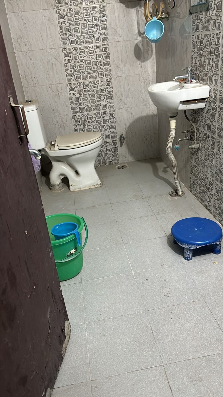 Bathroom, viraj khand Pg For Boys & Girls In Viraj Khand 9706096