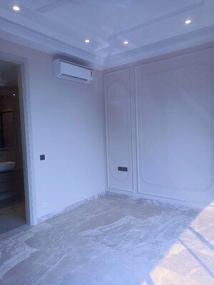 Room in 3 BHK Builder Floor at Hauz Khas – for Rent