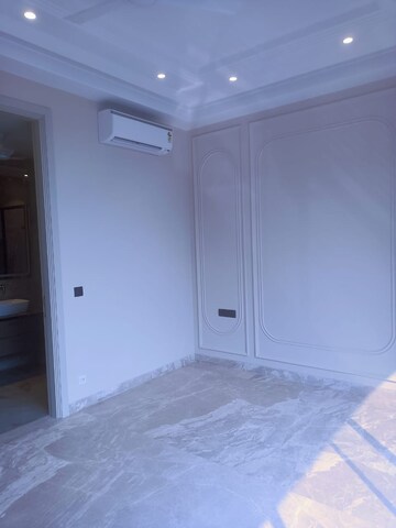 Room in 3 BHK Builder Floor at Hauz Khas – for Rent