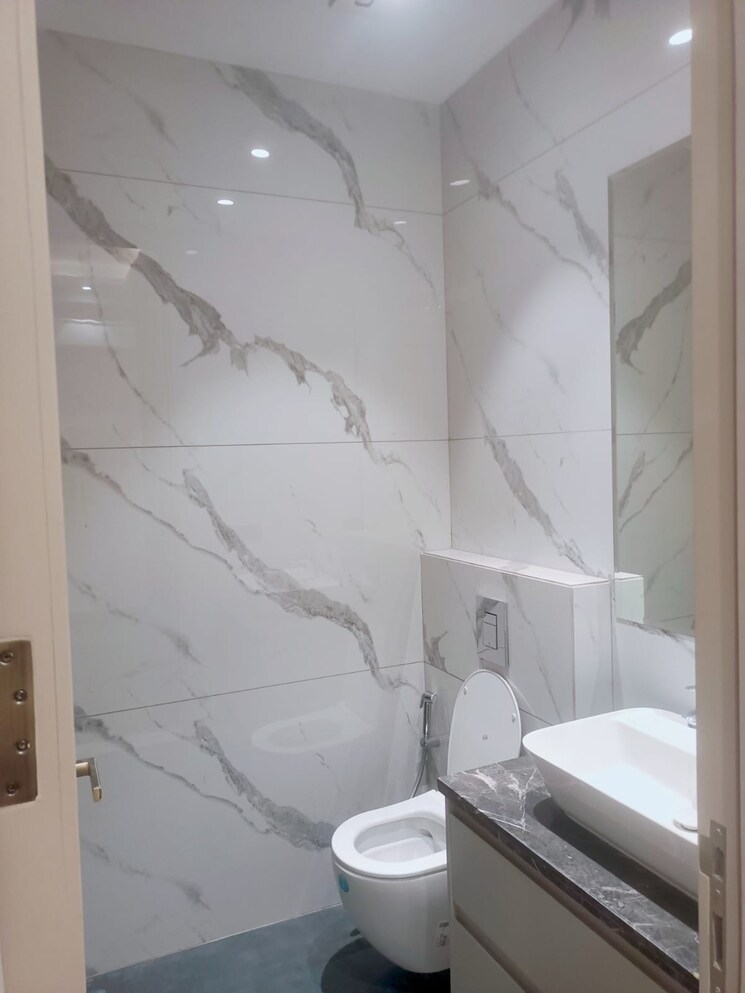 Bathroom, hauz khas 3 Bedroom 2000 Sq.Ft. Builder Floor In Hauz Khas Delhi 9706098