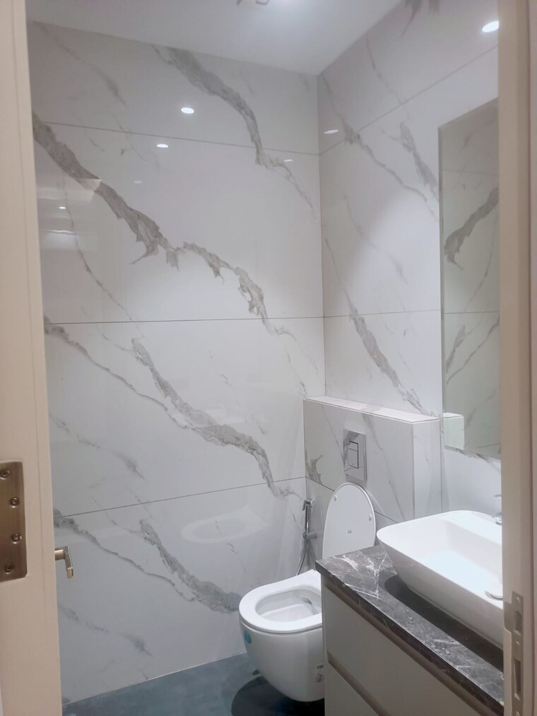 Bathroom, hauz khas 3 Bedroom 2000 Sq.Ft. Builder Floor In Hauz Khas Delhi 9706098