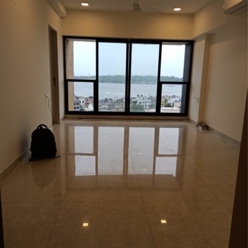 Room in 2 BHK Apartment at Kanakia Hollywood, Yari Road – for Rent