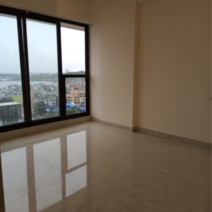 Room in 2 BHK Apartment at Kanakia Hollywood, Yari Road – for Rent