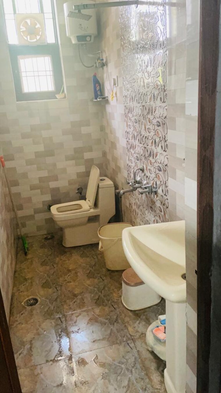 Bathroom, ashoka enclave 1 Bedroom 160 Sq.Ft. Builder Floor In Ashoka Enclave Faridabad 9706229