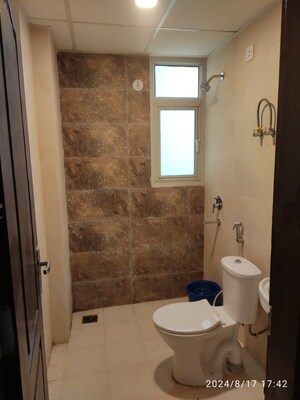 Bathroom in 3.5 BHK Apartment at Omaxe R2, Gomti Nagar – for Rent