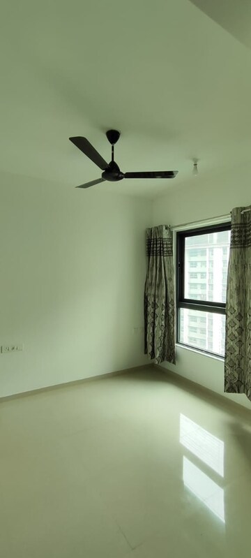 Room in 2 BHK Apartment at Kalpataru Immensa, Kolshet Road – for Rent