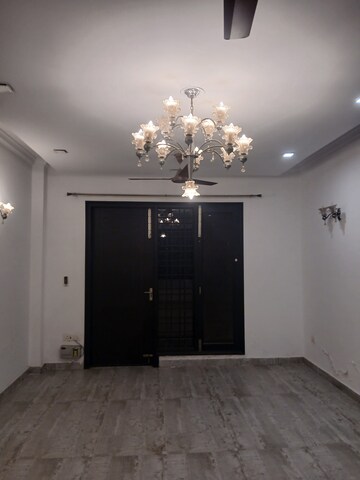 Furnished Amenities in 3 BHK Builder Floor at Auram Floor, South City 2 – for Rent