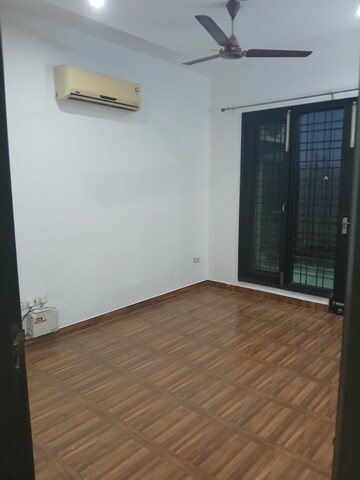 Furnished Amenities in 3 BHK Builder Floor at Auram Floor, South City 2 – for Rent