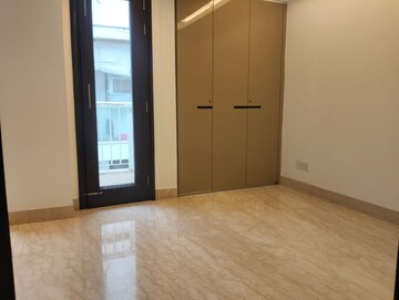 Room in 4 BHK Builder Floor at Green Park – for Sale