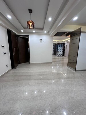 Room in 3 BHK Apartment at Green Park – for Rent