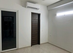 Room in 3 BHK Apartment at Smart World Orchard, Sector 61 – for Rent