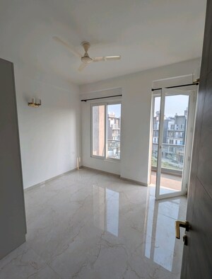 Room in 3 BHK Apartment at Smart World Orchard, Sector 61 – for Rent