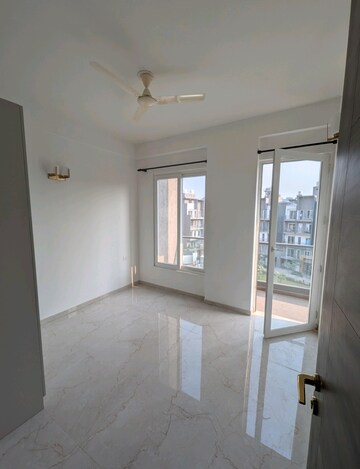 Room in 3 BHK Apartment at Smart World Orchard, Sector 61 – for Rent