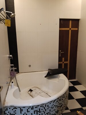 Bathroom in 2.5 BHK Builder Floor at Ansal Plaza Sector-23, Sector 23 – for Rent