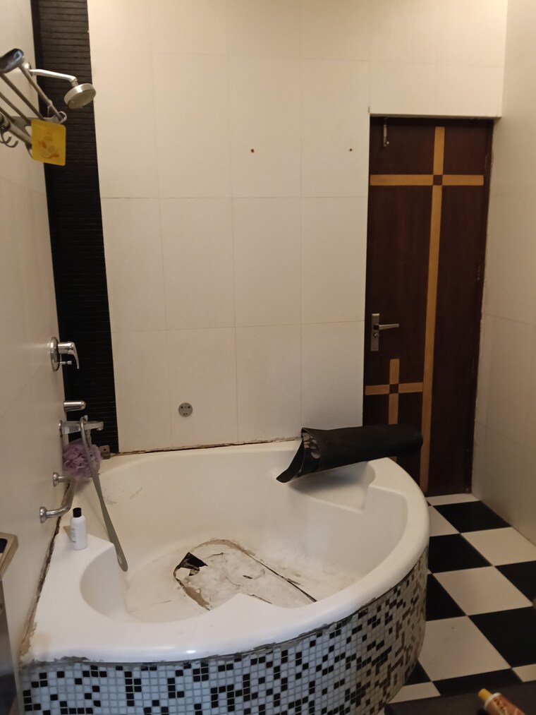 Bathroom, ansal-plaza-sector-23 2.5 Bedroom 1400 Sq.Ft. Builder Floor In Sector 23 Gurgaon 9706502